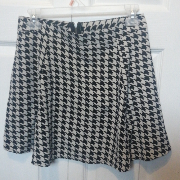 Skirt - Picture 2 of 2